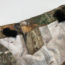 Load image into Gallery viewer, Realtree Camo Cargo Pants (S)
