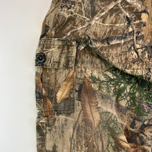 Load image into Gallery viewer, Realtree Camo Cargo Pants (S)
